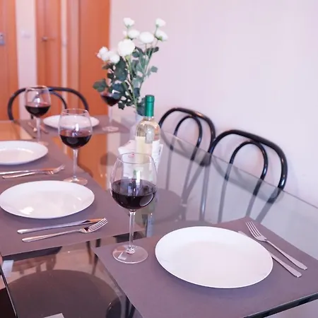 Sunny Place 2 Bedrooms, 8 Min From The Beach Apartment *